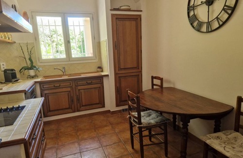 Gemenos House | Large T2 with secure parking and wooded garden
