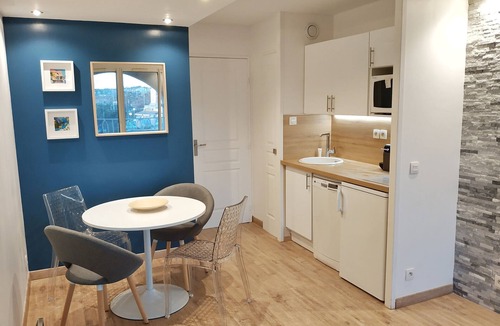 Six-Fours-les-Plages Apartment | Large terrace, 50m from beach with sea view + private pool