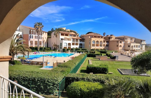Six-Fours-les-Plages Apartment | Large terrace, 50m from beach with sea view + private pool