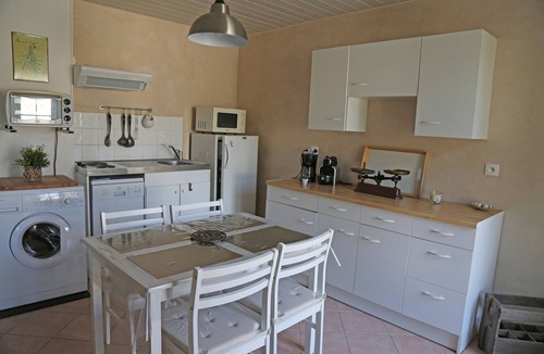 Noves Apartment | Le Beaulieu L 'OLIVIER Studio in villa with swimming pool