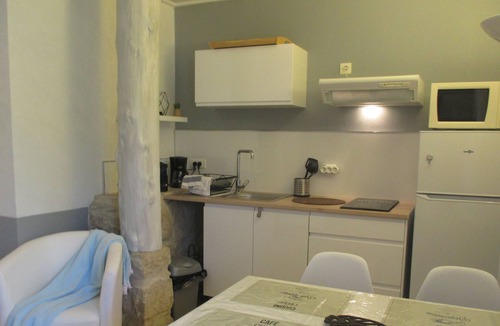 Noves Apartment | Le Beaulieu LE CIGALOU studio in villa with swimming pool