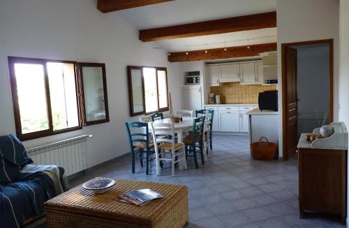 Bagnols-sur-Ceze Apartment | " le bosquet fruité en Provence Occitane
