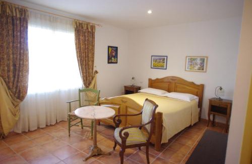 Saint-Saturnin-les-Avignon Bed & Breakfast | Le Mas de l'Amandier