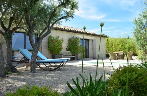 Cucuron House | LE MAZET D'EMILIA with private garden and pool in the countryside