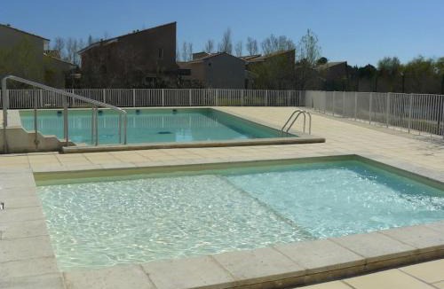 Saint-Saturnin-les-Avignon Apartment | LE PETIT BONHEUR - PLACE PARKING PRIVEE - CLiM - TERRASSE - PISCINE PARTAGEE - PROCHE PARC SPIROU