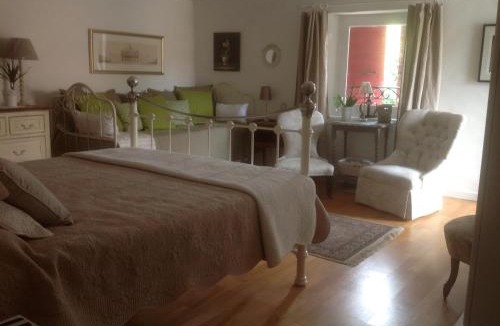 La Roque-d'Antheron Bed & Breakfast | Le petit Figuier