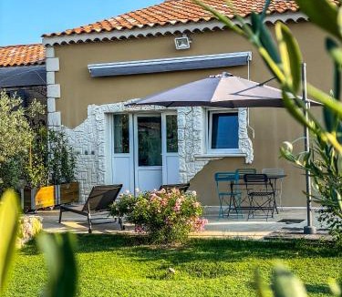 Maillane Apartment | Le Petit Valexiane Piscine & Jardin