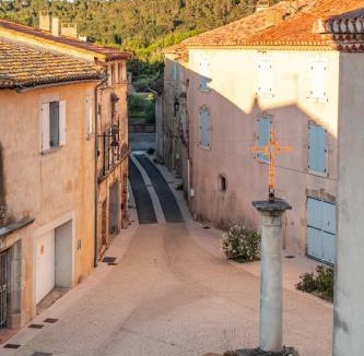 Domazan Bed & Breakfast | Les Greniers Du Château