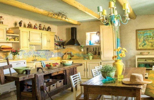 Vers-Pont-du-Gard Villa | Located in the village centre of Vers Pont du Gard. Next 2 famous Roman aqueduct