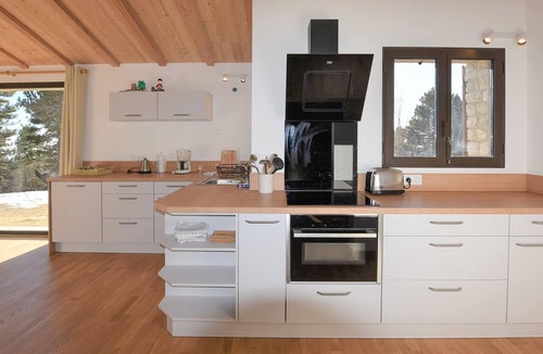 Bedoin House | Located on the southern slope of Mont Ventoux, at an altitude of 1450 meters, this large charlet wel