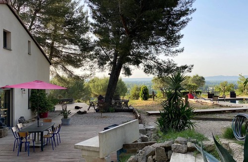 Noves Villa | Location de Vacances Avec Piscine Jardin et vue sur les Alpilles