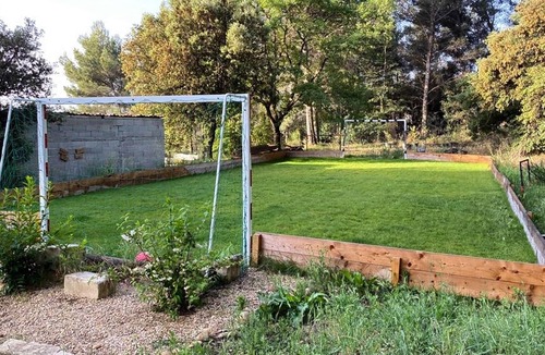 Noves Villa | Location de Vacances Avec Piscine Jardin et vue sur les Alpilles
