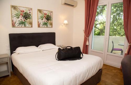 Monteux Hotel | Logis Hotel Le Blason de Provence