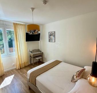 Monteux Hotel | Logis Hotel Le Blason de Provence