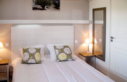Remoulins Apartment | Lovely apartment for 6 people with pool, hot tub, WIFI, A/C, TV, balcony, pets allowed and parking
