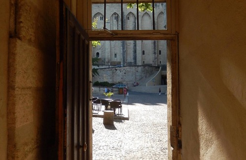Avignon City Centre Apartment | Luxurious apartment in front of the Palace of the Popes A/C