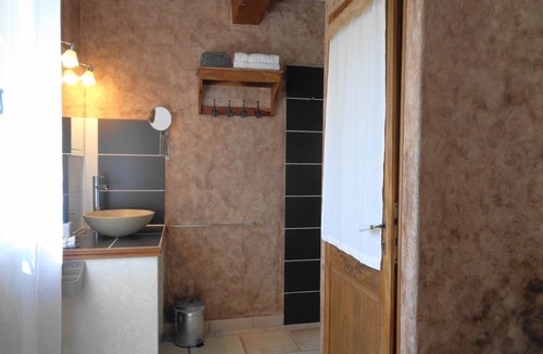 Lacoste Bed & Breakfast | Luxury air conditionned twin room Glycine-terrace-Le clos des lavandes