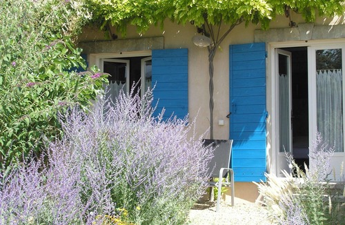 Lacoste Bed & Breakfast | Luxury air conditionned twin room Glycine-terrace-Le clos des lavandes
