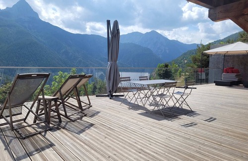 Pra Loup Ski Chalet | Luxury Chalet for 16 near Gondola, WiFi, Sauna, Movie Room – Pra Loup