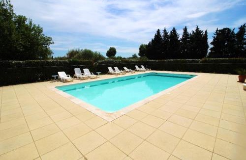 Monteux House | Maison accueillante à Monteux avec piscine partagée