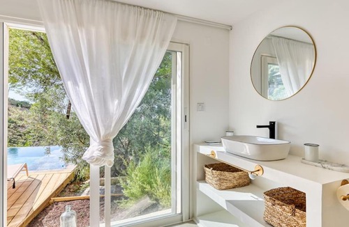 Saint-Loup Villa | Maison bohême avec piscine, Parc Naturel, Vue Mer