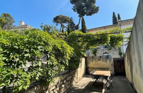 Montfrin House | Maison Cosy Lodge, 15 p, clim, wifi, cour, garage