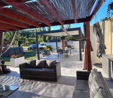 Saint-Mitre-les-Remparts House | Maison proche de la plage