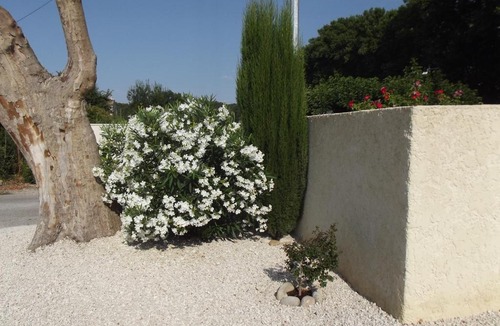 Paluds de Noves Bed & Breakfast | Mas De La Coucourde