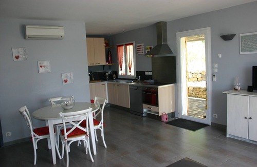 Draguignan House | Modern, comfortable 4-star gîte in a quiet woodland setting