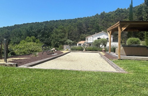 Vaison-la-Romaine House | Modern home located in valley surrounded by great vines