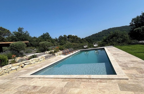 Vaison-la-Romaine House | Modern home located in valley surrounded by great vines
