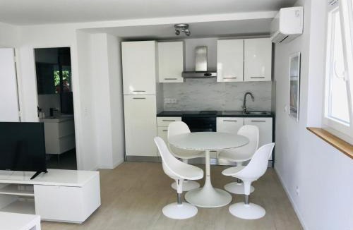 Le Pradet Apartment | Mon littoral (rez-de-jardin) 100 m de la plage