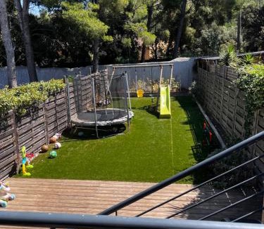 Les Baumettes Apartment | Morgiou Sormiou Marseille T4 climatisé familial - 3 Chambres - Terrasse bois - jardin privatif - Calanques à pied - Plages & Vélodrome à 10 min - Idéal Familles & Randonneurs & Grimpeurs - Escalade à 5 min - Marseille Sud