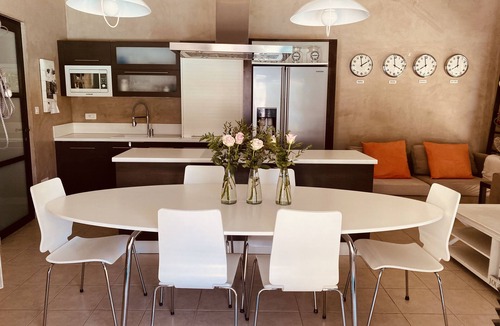 Vedene House | Near Avignon, AdriAnna guest house with terrace and private pool