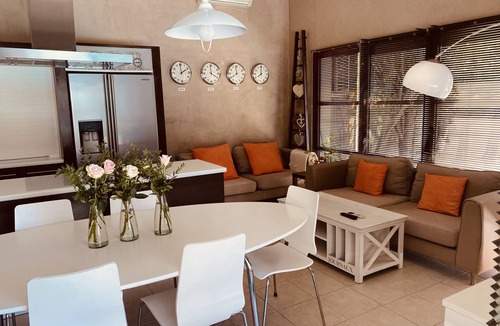 Vedene House | Near Avignon, AdriAnna guest house with terrace and private pool