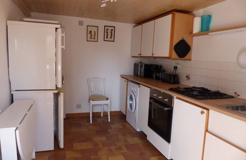 La Valette-du-Var Apartment | Near Toulon - T2. Ground floor of villa. 40 m2 + 20 m2 terrace. 2/3 pers. Swimming pool