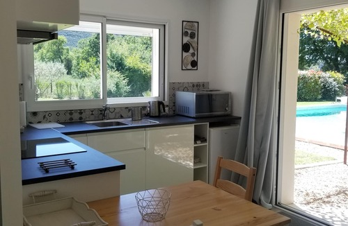 Robion Cottage | New cottage, with swimming pool facing the Luberon