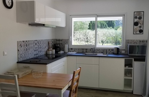 Robion Cottage | New cottage, with swimming pool facing the Luberon