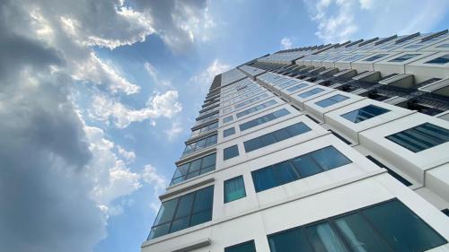 Mampang Prapatan Apartment | Nice and Comfortable 2BR at Samara Suites Apartment By Travelio