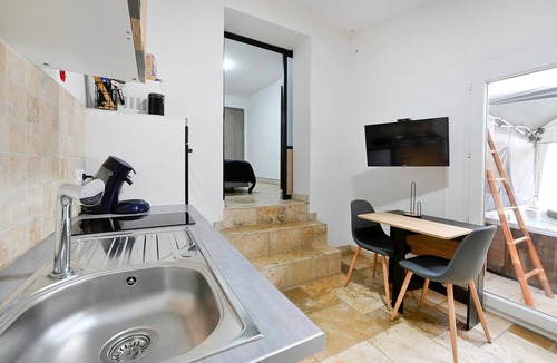 Jonquieres-Saint-Vincent Apartment | Nice apartment in Jonquières-Saint-Vince