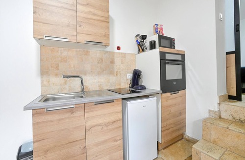 Jonquieres-Saint-Vincent Apartment | Nice apartment in Jonquières-Saint-Vince