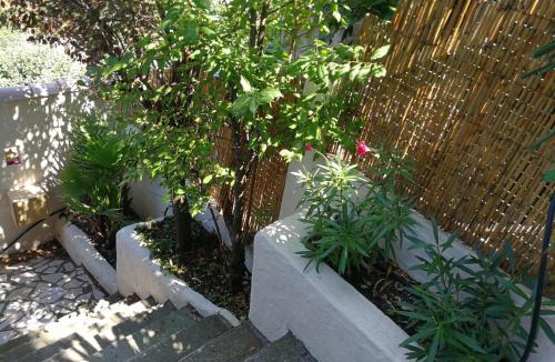 9th Arrondissement Bed & Breakfast | petite maison dans le parc national des calanques