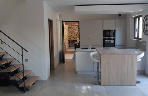 Menerbes House | Pleasant vacation home with heated pool