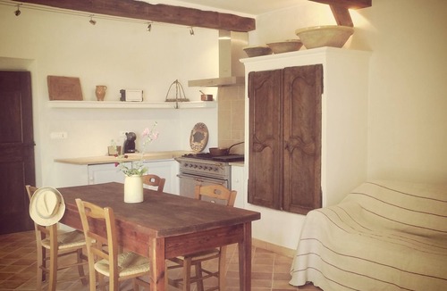 Castellet House | Pretty country house at the foot of the Luberon in Castellet.