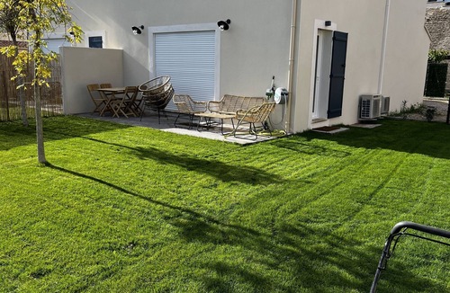 Entraigues-sur-la-Sorgue House | Pretty house with garden - Le Clos Du Moulin 1