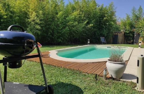 Pelissanne Villa | Pretty villa with pool in Provencal village