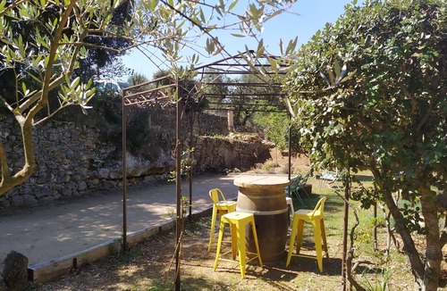 Jouques Cottage | Provencal cottage with Jacuzzi and pétanque court