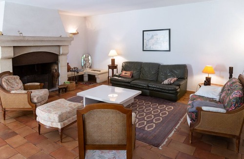 Courthezon House | Provencal farmhouse in the countryside. Wooded and enclosed park with swimming pool, not overlooked.