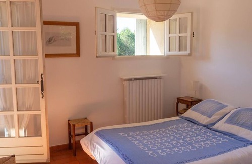 Courthezon House | Provencal farmhouse in the countryside. Wooded and enclosed park with swimming pool, not overlooked.