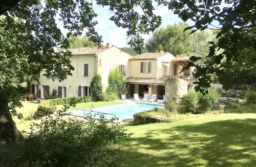 Cadenet House | Provencal house with large garden and swimming pool.